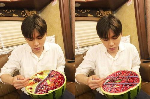 男人从一名吃瓜群众穿越入密室,揭秘神秘世界的奇幻之旅