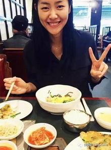 当耍帅模特遇上吃瓜群众,一场时尚与欢乐的碰撞